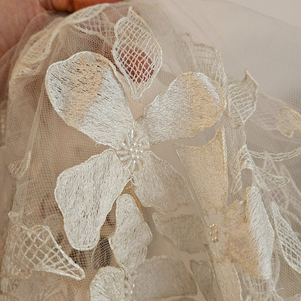 Elegant Cream Floral Lace Wedding Veil